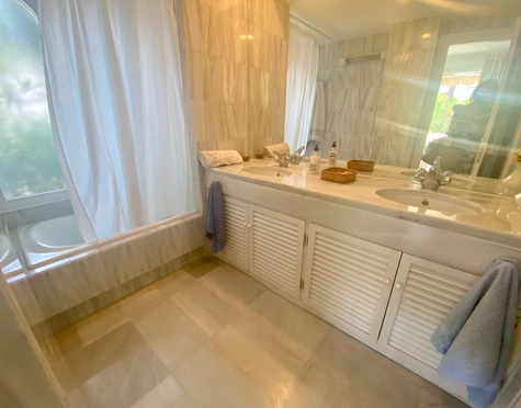 Ground Floor Apartment for sale in Alcazaba Beach, Estepona East
