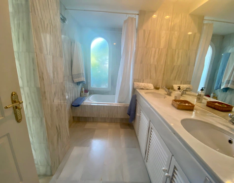Ground Floor Apartment for sale in Alcazaba Beach, Estepona East