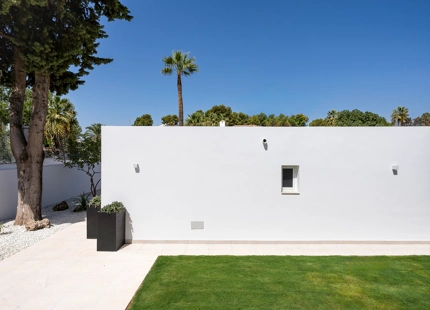 EXCEPCIONAL VILLA DE UNA SOLA PLANTA CON UBICACIÓN PRIVILEGIADA EN NUEVA ANDALUCÍA