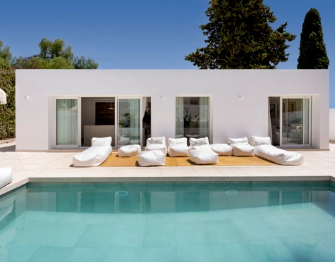 EXCEPCIONAL VILLA DE UNA SOLA PLANTA CON UBICACIÓN PRIVILEGIADA EN NUEVA ANDALUCÍA