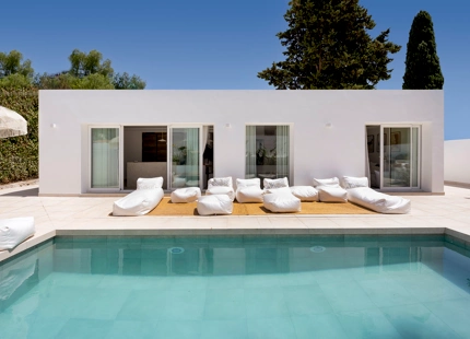 EXCEPCIONAL VILLA DE UNA SOLA PLANTA CON UBICACIÓN PRIVILEGIADA EN NUEVA ANDALUCÍA
