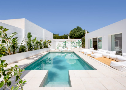 EXCEPCIONAL VILLA DE UNA SOLA PLANTA CON UBICACIÓN PRIVILEGIADA EN NUEVA ANDALUCÍA