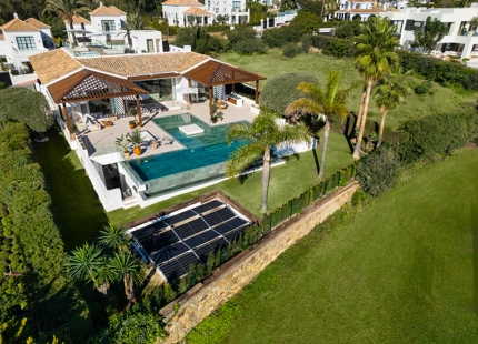 EXQUISITA VILLA EN PRIMERA LÍNEA DE GOLF CON AMENIDADES DE ALTA GAMA