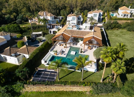 EXQUISITA VILLA EN PRIMERA LÍNEA DE GOLF CON AMENIDADES DE ALTA GAMA