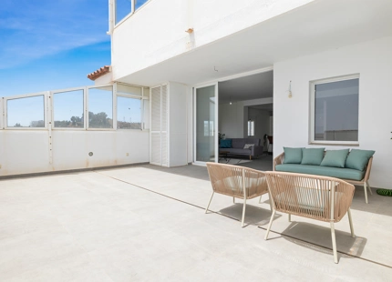 STUNNING FRONTLINE 3-BEDROOM DUPLEX PENTHOUSE WITH PANORAMIC SEA VIEWS