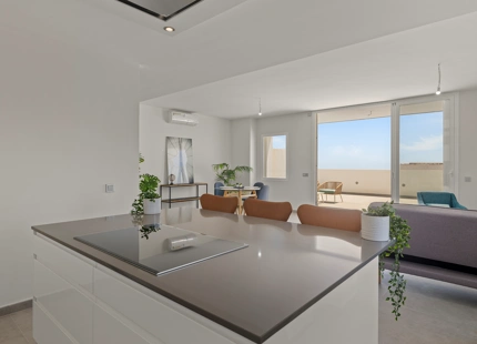 STUNNING FRONTLINE 3-BEDROOM DUPLEX PENTHOUSE WITH PANORAMIC SEA VIEWS