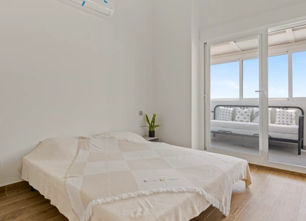STUNNING FRONTLINE 3-BEDROOM DUPLEX PENTHOUSE WITH PANORAMIC SEA VIEWS