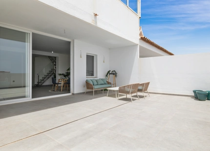 STUNNING FRONTLINE 3-BEDROOM DUPLEX PENTHOUSE WITH PANORAMIC SEA VIEWS