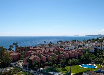 STUNNING FRONTLINE 3-BEDROOM DUPLEX PENTHOUSE WITH PANORAMIC SEA VIEWS