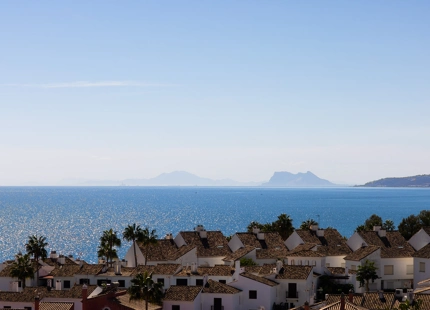 STUNNING FRONTLINE 3-BEDROOM DUPLEX PENTHOUSE WITH PANORAMIC SEA VIEWS