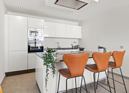 STUNNING FRONTLINE 3-BEDROOM DUPLEX PENTHOUSE WITH PANORAMIC SEA VIEWS