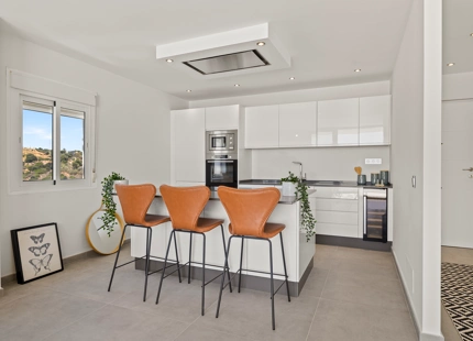 STUNNING FRONTLINE 3-BEDROOM DUPLEX PENTHOUSE WITH PANORAMIC SEA VIEWS
