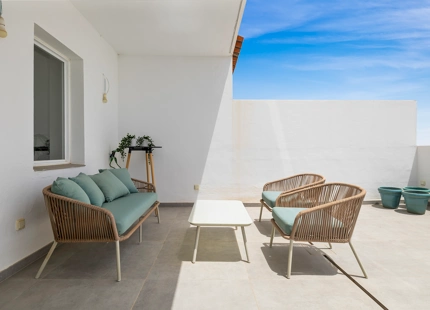 STUNNING FRONTLINE 3-BEDROOM DUPLEX PENTHOUSE WITH PANORAMIC SEA VIEWS