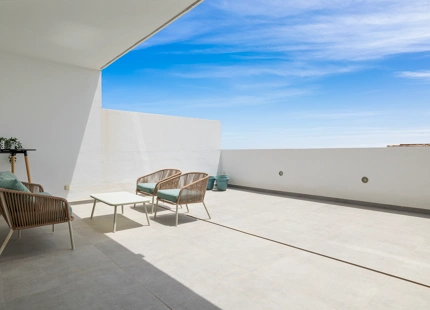 STUNNING FRONTLINE 3-BEDROOM DUPLEX PENTHOUSE WITH PANORAMIC SEA VIEWS