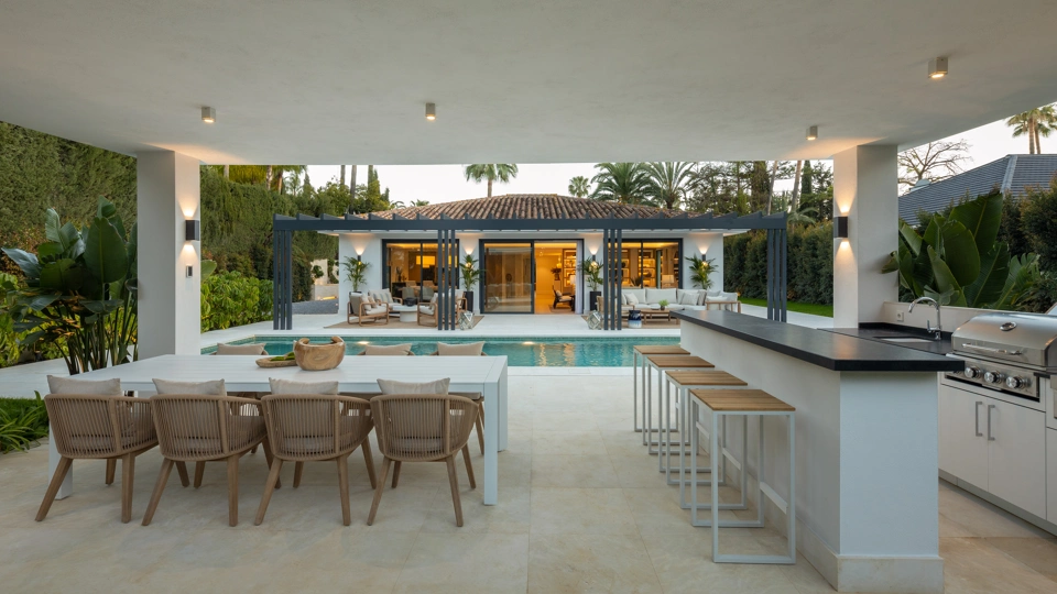 Villa for sale in Las Brisas, Nueva Andalucia