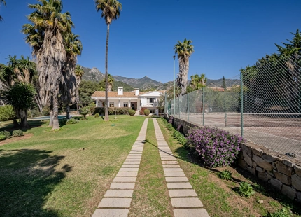 ENCANTADORA VILLA EN LA MONTAÑA CON AMPLIO JARDÍN Y CANCHA DE TENIS PRIVADA