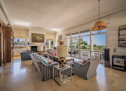 ENCANTADORA VILLA EN LA MONTAÑA CON AMPLIO JARDÍN Y CANCHA DE TENIS PRIVADA