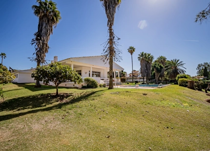 ENCANTADORA VILLA EN LA MONTAÑA CON AMPLIO JARDÍN Y CANCHA DE TENIS PRIVADA