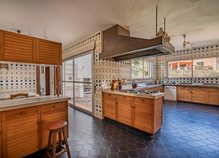 ENCANTADORA VILLA EN LA MONTAÑA CON AMPLIO JARDÍN Y CANCHA DE TENIS PRIVADA
