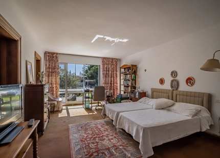 ENCANTADORA VILLA EN LA MONTAÑA CON AMPLIO JARDÍN Y CANCHA DE TENIS PRIVADA
