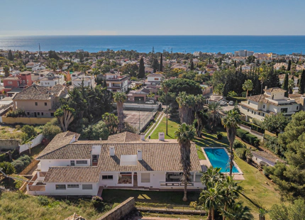 ENCANTADORA VILLA EN LA MONTAÑA CON AMPLIO JARDÍN Y CANCHA DE TENIS PRIVADA