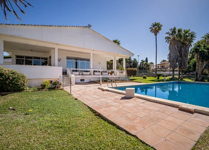 ENCANTADORA VILLA EN LA MONTAÑA CON AMPLIO JARDÍN Y CANCHA DE TENIS PRIVADA