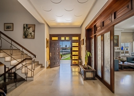 ENCANTADORA VILLA EN LA MONTAÑA CON AMPLIO JARDÍN Y CANCHA DE TENIS PRIVADA