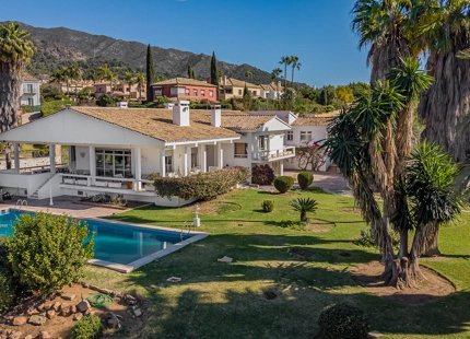 ENCANTADORA VILLA EN LA MONTAÑA CON AMPLIO JARDÍN Y CANCHA DE TENIS PRIVADA