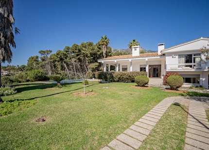 ENCANTADORA VILLA EN LA MONTAÑA CON AMPLIO JARDÍN Y CANCHA DE TENIS PRIVADA