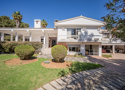 ENCANTADORA VILLA EN LA MONTAÑA CON AMPLIO JARDÍN Y CANCHA DE TENIS PRIVADA