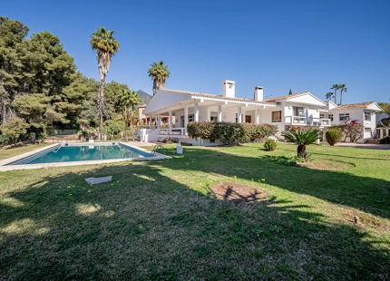 ENCANTADORA VILLA EN LA MONTAÑA CON AMPLIO JARDÍN Y CANCHA DE TENIS PRIVADA
