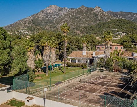 ENCANTADORA VILLA EN LA MONTAÑA CON AMPLIO JARDÍN Y CANCHA DE TENIS PRIVADA