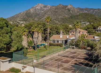 ENCANTADORA VILLA EN LA MONTAÑA CON AMPLIO JARDÍN Y CANCHA DE TENIS PRIVADA