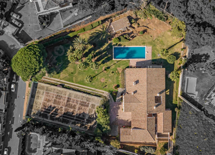 ENCANTADORA VILLA EN LA MONTAÑA CON AMPLIO JARDÍN Y CANCHA DE TENIS PRIVADA