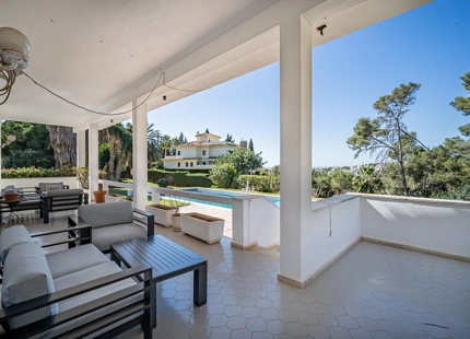 ENCANTADORA VILLA EN LA MONTAÑA CON AMPLIO JARDÍN Y CANCHA DE TENIS PRIVADA