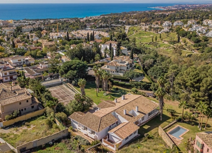 ENCANTADORA VILLA EN LA MONTAÑA CON AMPLIO JARDÍN Y CANCHA DE TENIS PRIVADA