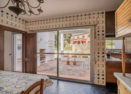 ENCANTADORA VILLA EN LA MONTAÑA CON AMPLIO JARDÍN Y CANCHA DE TENIS PRIVADA