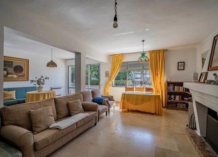 ENCANTADORA VILLA EN LA MONTAÑA CON AMPLIO JARDÍN Y CANCHA DE TENIS PRIVADA
