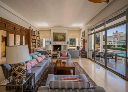 ENCANTADORA VILLA EN LA MONTAÑA CON AMPLIO JARDÍN Y CANCHA DE TENIS PRIVADA