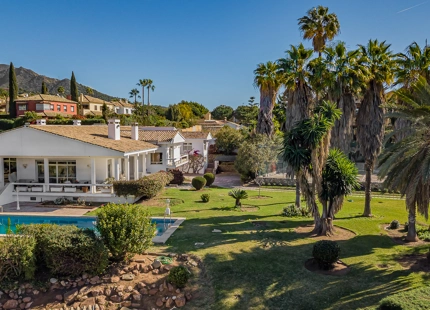 ENCANTADORA VILLA EN LA MONTAÑA CON AMPLIO JARDÍN Y CANCHA DE TENIS PRIVADA