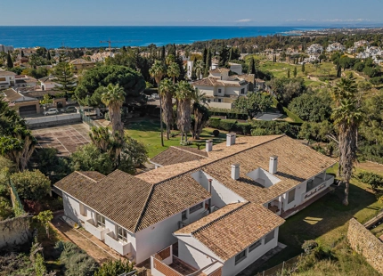 ENCANTADORA VILLA EN LA MONTAÑA CON AMPLIO JARDÍN Y CANCHA DE TENIS PRIVADA