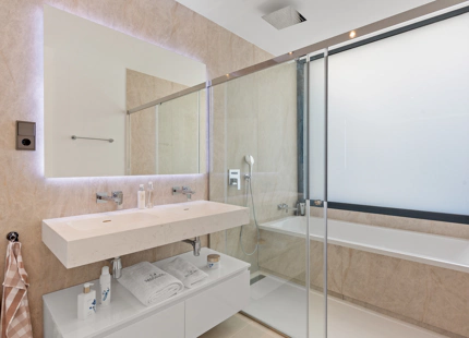 EXQUISITA CASA ADOSADA DE 5 DORMITORIOS EN LAS RESIDENCIAS BANUS BAY