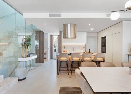 EXQUISITA CASA ADOSADA DE 5 DORMITORIOS EN LAS RESIDENCIAS BANUS BAY