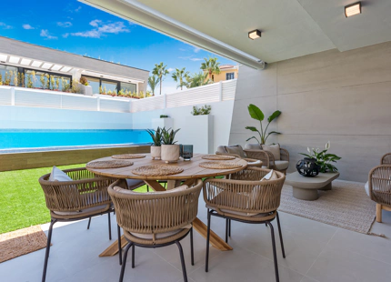 EXQUISITA CASA ADOSADA DE 5 DORMITORIOS EN LAS RESIDENCIAS BANUS BAY