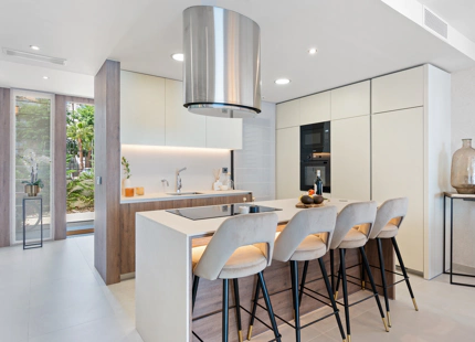 EXQUISITA CASA ADOSADA DE 5 DORMITORIOS EN LAS RESIDENCIAS BANUS BAY