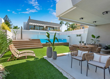 EXQUISITA CASA ADOSADA DE 5 DORMITORIOS EN LAS RESIDENCIAS BANUS BAY