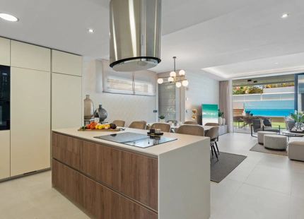 EXQUISITA CASA ADOSADA DE 5 DORMITORIOS EN LAS RESIDENCIAS BANUS BAY