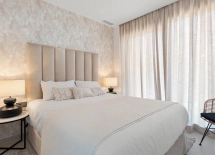 EXQUISITA CASA ADOSADA DE 5 DORMITORIOS EN LAS RESIDENCIAS BANUS BAY