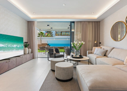 EXQUISITA CASA ADOSADA DE 5 DORMITORIOS EN LAS RESIDENCIAS BANUS BAY