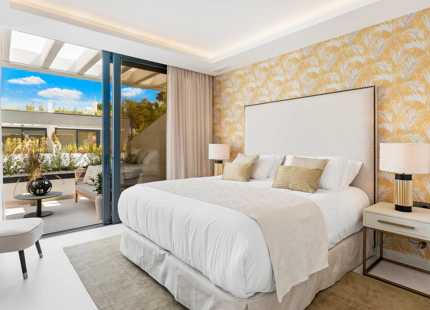 EXQUISITA CASA ADOSADA DE 5 DORMITORIOS EN LAS RESIDENCIAS BANUS BAY